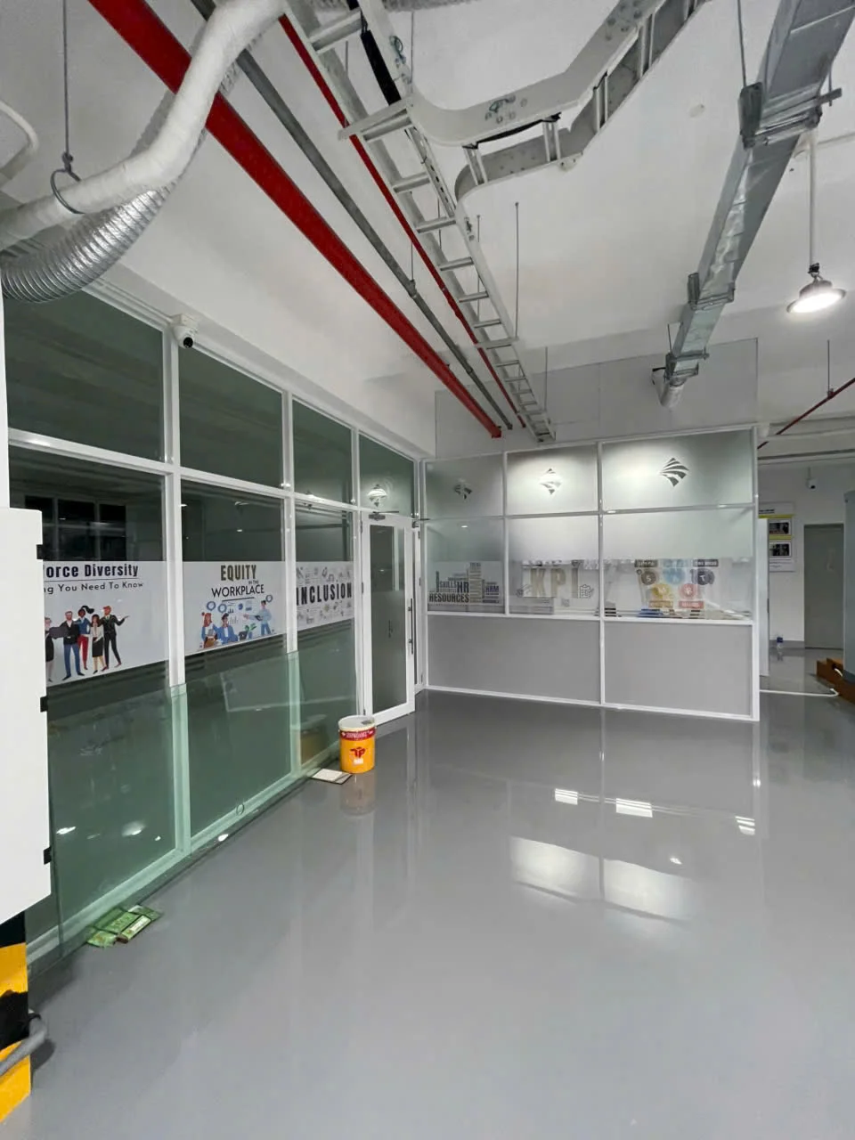 Vệ sinh sàn epoxy văn phòng nhà máy công nghiệp