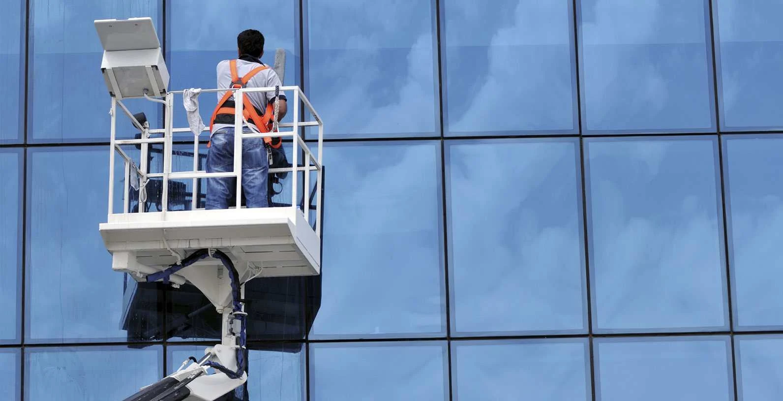 Vệ sinh kính mặt ngoài tòa nhà bằng xe nâng người