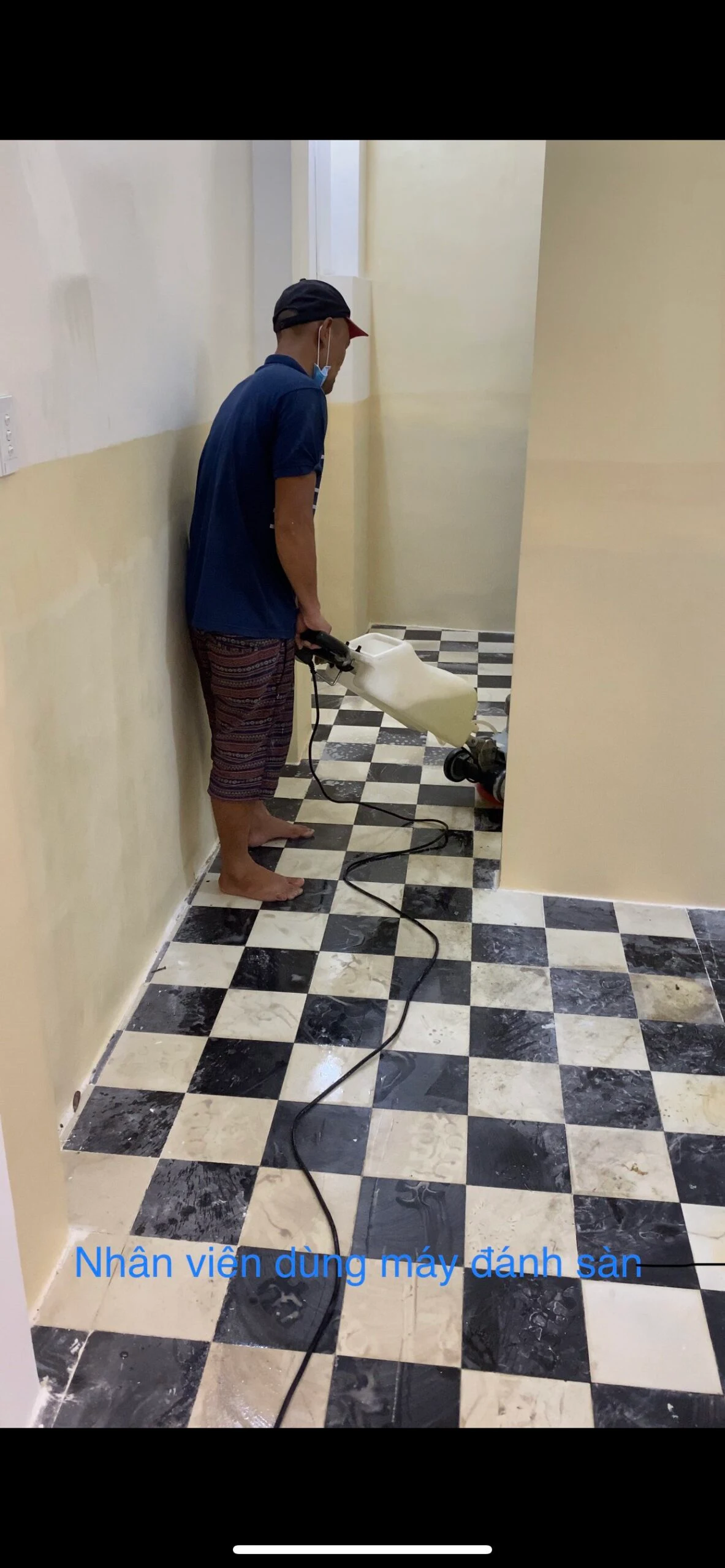 Kỹ thuật viên vận hành máy mài & đánh bóng sàn